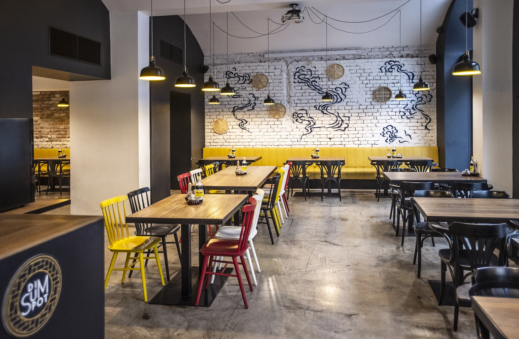 Interiér restaurace Dim Sum Spot & Pub Anděl