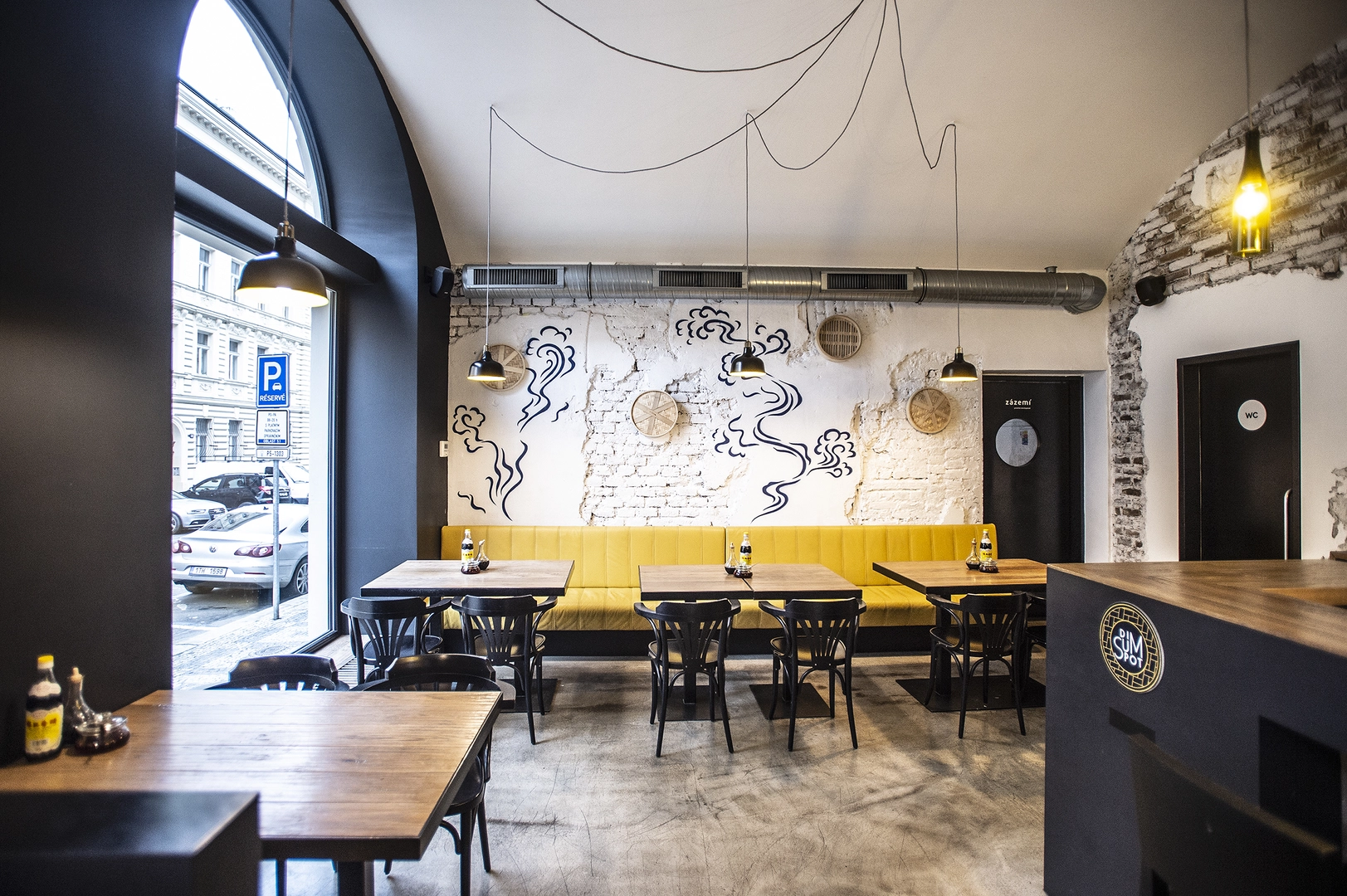 Interiér restaurace Dim Sum Spot & Pub Anděl